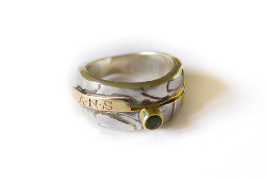 Ring (opdracht) zilver, goud, ‘stukjes trouwring…met tekst’, tourmalijn