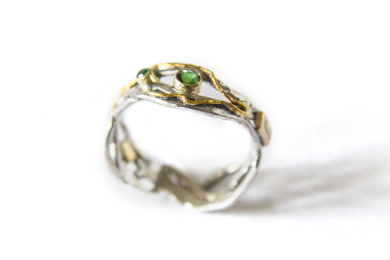 Ring (opdracht) zilver, goud, ‘stukjes trouwring…’, tourmalijn en smaragd