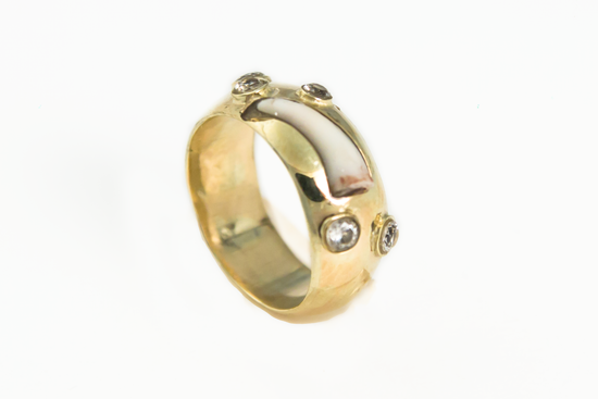 Ring (opdracht) goud, zirkonen en ‘hondentand’