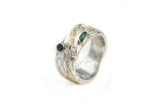 Ring (opdracht) zilver en goud, 2 diamantjes, saffier en smaragd